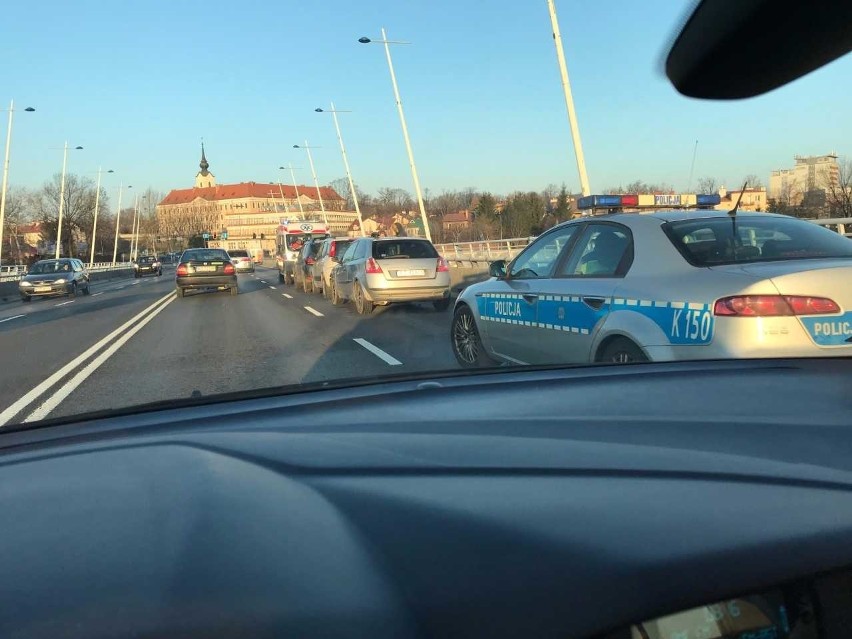 Kolizja trzech samochodów w Rzeszowie. Są utrudnienia w ruchu drogowym