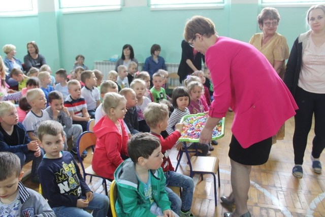 Do przedszkola gminnego w Skibinie, gm. Radziejów, zawitali aktorzy z Teatru Bajecznego z Bydgoszcz. Dzień Babci i Dziadka. Przedszkolaki ze Skibina najbardziej kochają swoich dziadków! [zdjęcia];nf Z wypiekami na twarzy dzieciaki obejrzały przedstawienie "Król dżungli". Niedziela bez handlu. Jakie są tego skutki? źródło: Dzień Dobry TVN/x-news   