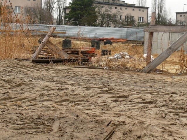 Cisza i zastój na budowie trzeciego segmentu Ogrodów w Stalowej Woli. Zdjęcie zrobione w sobotę.