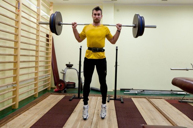 Kamil Kryński podczas treningu siłowego przed Halowymi Mistrzostwami Polski. Ten start to przystanek w drodze do Londynu, ale warto powalczyć o złoto.