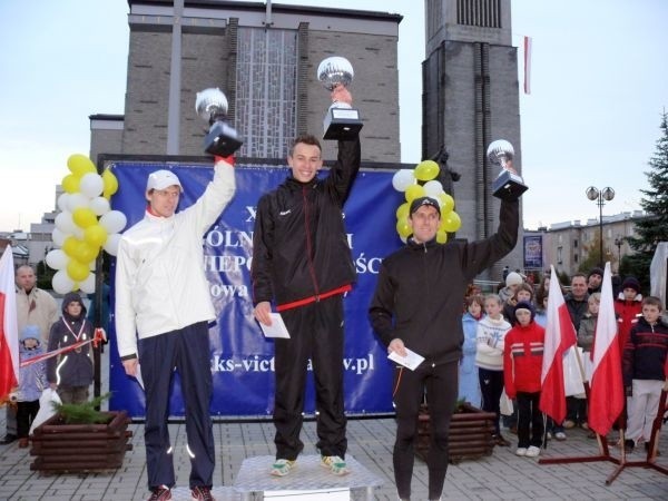 Na zwycięskim pudle trójka najszybszych biegaczy w klasyfikacji generalnej - Kamil Zieliński z Mielca, Jakub Wiśniewski z Warszawy i Bogdan Dziuba ze Stalowej Woli.
