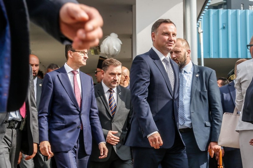 Prezydent i premier złożyli kwiaty pod bramą Stoczni Gdańskiej, w tle bitwa na okrzyki