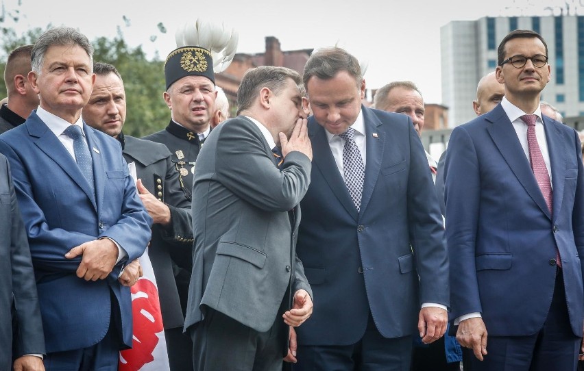 Prezydent i premier złożyli kwiaty pod bramą Stoczni Gdańskiej, w tle bitwa na okrzyki