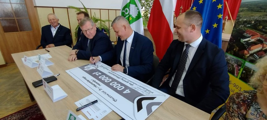Będzie przebudowa i rozbudowa oczyszczalni ścieków w Głowaczowie. Są na to cztery miliony złotych dotacji. Zobacz zdjęcia z podpisania umowy
