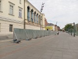 We Wrocławiu kręcą trzeci sezon serialu "Fundacja"! Hit streamingowy Apple TV powstaje na placu Wolności
