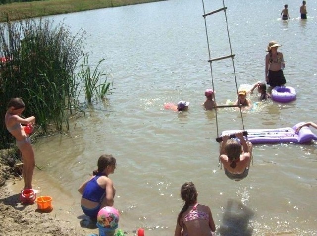 Dzieci miały okazję popluskać się w naturalnym jeziorku.