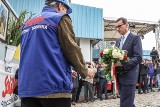 Gdańsk: Premier Mateusz Morawiecki złożył kwiaty pod historyczną Bramą Nr 2 Stoczni Gdańsk 