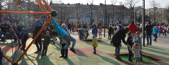 Nowy plac zabaw na Kwadracie to hit ostatnich tygodni.W ciepłe dni miejsce jest dosłownie oblegane przez dzieci. W maju urzędnicy włączą fontannę, którą zamontowano w części zabawowej.