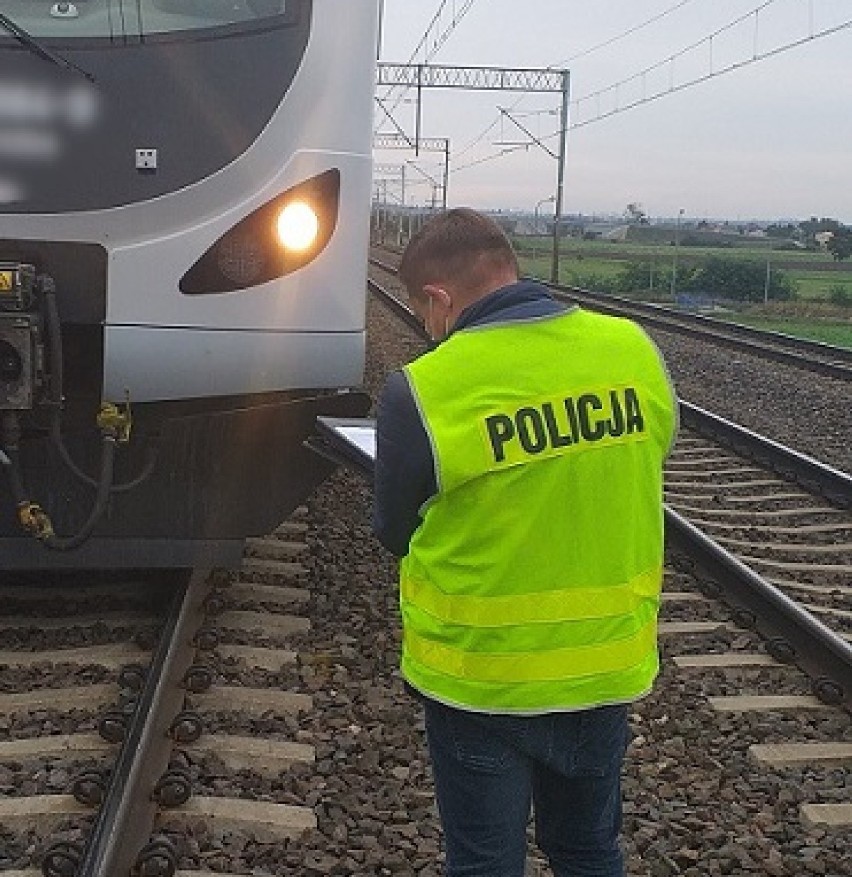 Śmiertelny wypadek na torach kolejowych w Łęgowie. 12.10.2020 r. Nie żyje 60-letnia kobieta. Śledczy ustalają przyczyny zdarzenia