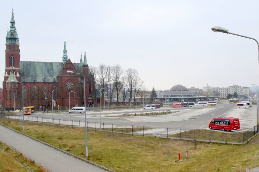 Większość autobusów i busów zatrzymuje się na wyremontowanym...