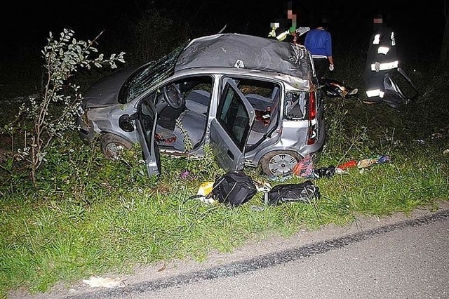 Samochód uderzył w drzewo. Nie żyje 18-latekDo wypadku doszło w niedzielę kilka minut przed godz. 21 w miejscowości Średnie Wielkie w gminie Zagórz.