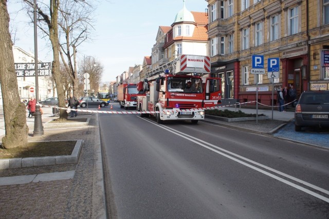 Mieszkańcy kamienicy przy ulicy Wojska Polskiego 38 zostali ewakuowani po tym jak strażacy otrzymali zgłoszenie o nieszczelnym zaworze butli gazowej. Po szybkiej interwencji straży pożarnej mieszkańcy mogli bezpiecznie wrócić do swoich domów. Do interwencji doszło w środę, 4 kwietnia.