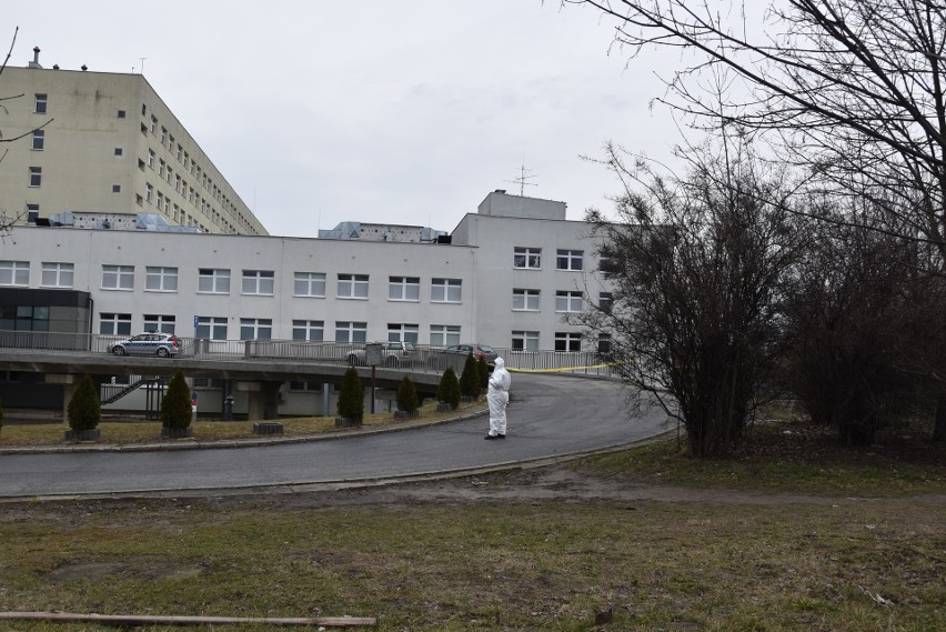 Dostepu do SOR-u w szpitalu św. Łukasza pilnują policjanci,...