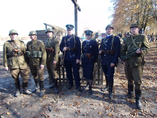 Rekonstruktorzy z radomskiej grupy brali udział w inscenizacji na terenie Muzeum Wsi Kieleckiej w Tokarni.