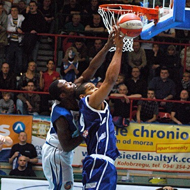 Koszykarze AZS Koszalin po raz drugi w tym sezonie wygrali z Kotwicą Kolobrzeg.