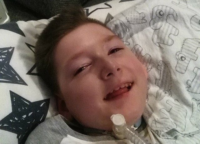 Mimo choroby, częstych pobytów w szpitalu, Bartosz Łęcki jest radosnym i uśmiechniętym chłopcem. Duża w tym zasługa rodziców i rehabilitantów. Teraz najbardziej potrzebuje wózka