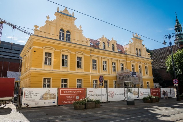 Niedawno zniknęły rusztowania z frontowej elewacji zabytkowego gmachu Muzeum Okręgowego im. Leona Wyczółkowskiego w Bydgoszczy. Zobaczcie jak budynek się prezentujeW ubiegłym tygodniu pisaliśmy o postępach prac przy remoncie konserwatorskim i rozbudowie gmachu Muzeum Okręgowego im. Leona Wyczółkowskiego w Bydgoszczy. Parę dni temu z frontowej elewacji zabytkowego gmachu zniknęły rusztowania i już można podziwiać efekt zmian. W tej chwili trwają prace konserwatorskie przy zabytkowych głównych drzwiach wejściowych. Trwa również stawianie nowej części budynku. Więcej: Remont muzeum w Bydgoszczy trwa. Teraz zaczyna się rozbudowa [zdjęcia]