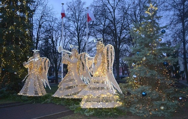 Trzy wiklinowe, uzdolnione muzycznie anioły - jeden z nich gra na skrzypcach, drugi na harfie, a trzeci na trąbce