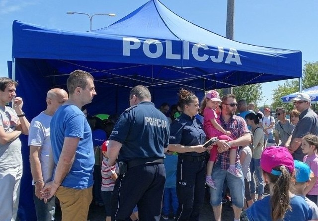 Całe rodziny przyszły na „I Dni Bezpieczeństwa w Skrzyńsku”. Można było porozmawiać z policjantami, w tym też z dzielnicowym.