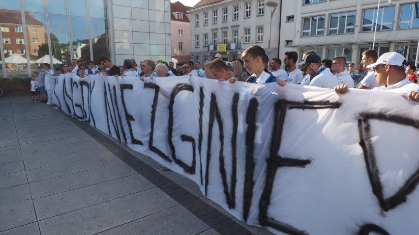 Kibice wciąż wierzą. Akcja "AZS nigdy nie zginie" pod ratuszem 