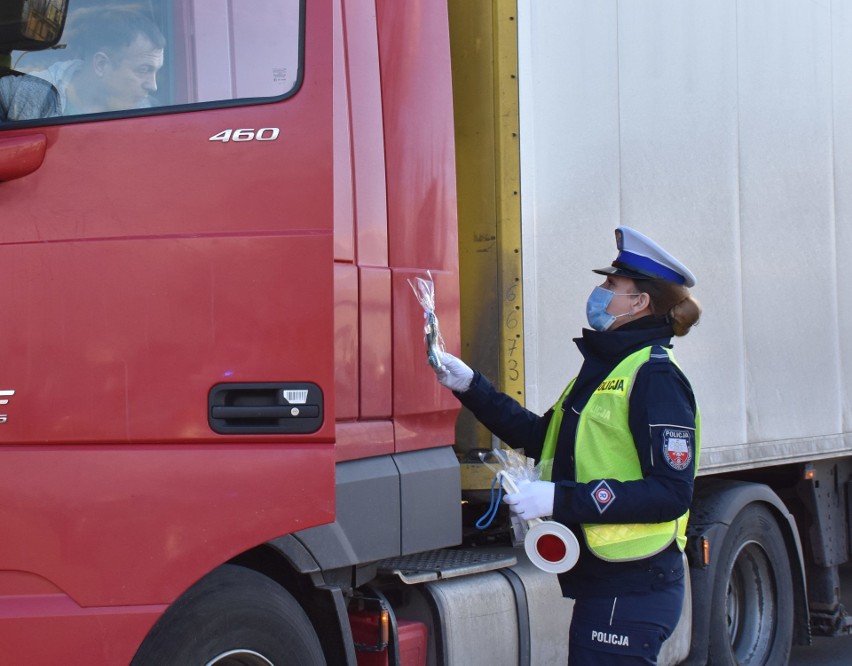 Wyszków. Policjantki nie zapomniały o Dniu Mężczyzn. Akcja „Prawdziwy mężczyzna – bezpieczny kierowca”. 10.03.2021. Zdjęcia