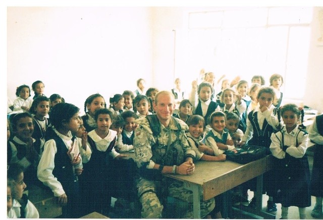 Kapral Włodzimierz Wysocki podczas misji w Iraku nawiązywał przyjazne kontakty z tubylcami.