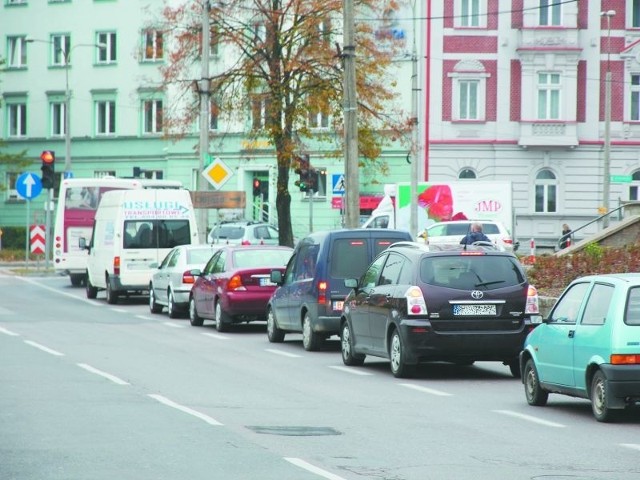 Kierowcy zjeżdżający z wiaduktu w ulicę św. Rocha czekają na czerwonym świetle. Uważają, że gdyby sygnalizacja została wyregulowana korków byłoby mniej. 