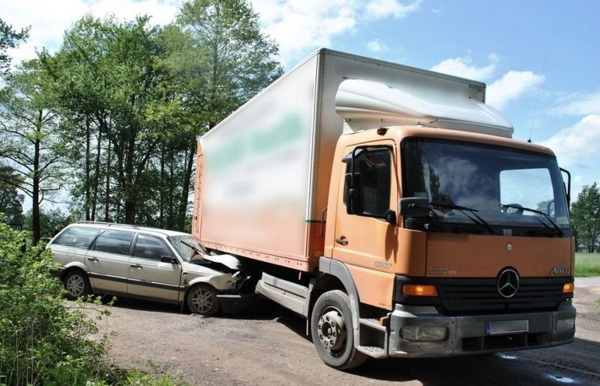 Mercedes nie ustąpił pierwszeństwa. Passat wbił się w ciężarówkę (zdjęcia)