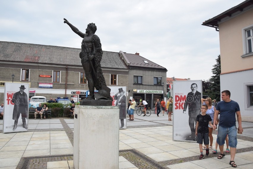 Rynek w Krzeszowicach z "Ojcami Niepodległości". Edukacja na biało-czerwonym szlaku