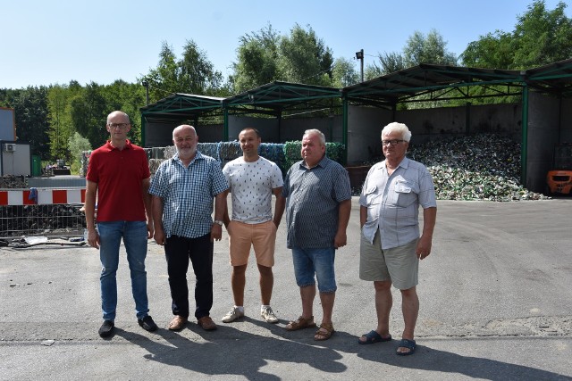 Mieszkańcy dzielnicy Krzyż fetor odczuwają  przez cały rok, jednak nasila się on w szczególności w miesiącach letnich, gdzie wysokie temperatury dodatkowo go potęgują. Najbardziej daje się we znaki w godzinach wieczornych