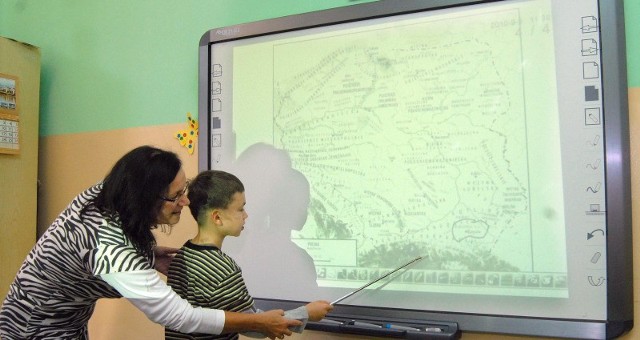 Uczniowie rzeszowskiej Szkoły Podstawowej nr 17 od września korzystają z tablicy interaktywnej.