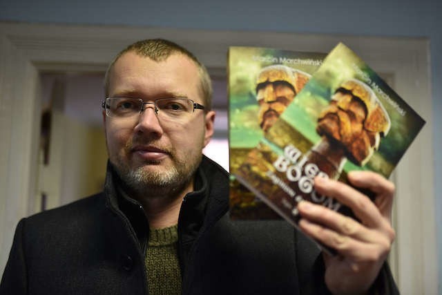 Marcin Marchwiński z dwoma egzemplarzami swojej debiutanckiej powieści „Wierni Bogom”, które mogą trafić do rąk naszych Czytelników