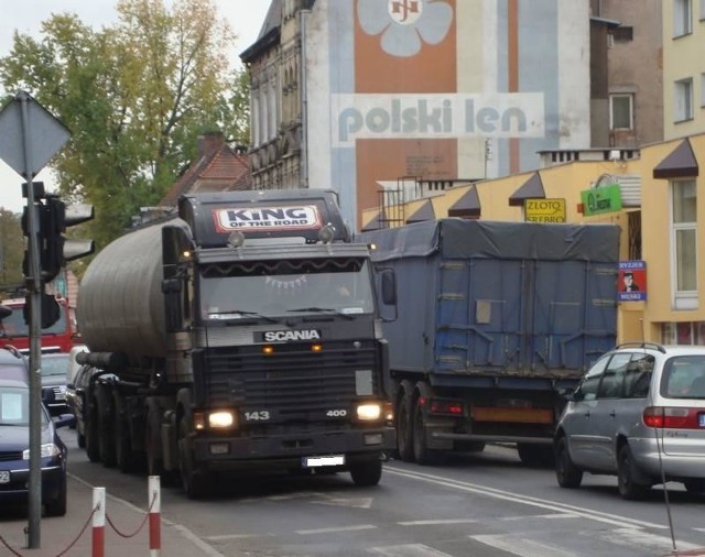 Od rana do późnego popołudnia, ruch w centrum nie maleje. Oprócz setek samochodów osobowych jeżdżą tędy ogromne tiry