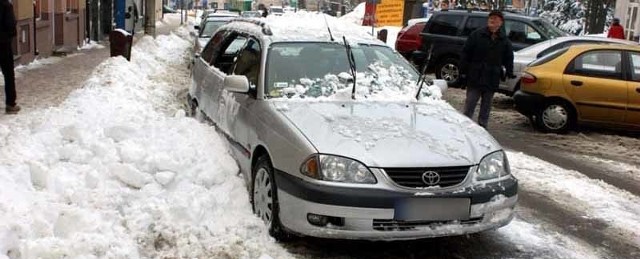 Na zaparkowaną toyotę spadł śnieg z pobliskiego budynku