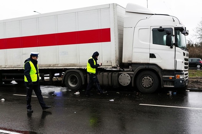 Wypadek na ul. 26 kwietnia. Ciężarówka potrąciła pieszą. Kobieta zmarła w szpitalu [ZDJĘCIA]