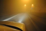 Uwaga kierowcy! Gęste mgły ograniczą widoczność do 100 m [OSTRZEŻENIE METEOROLOGICZNE]