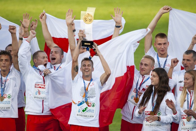 Polska po raz pierwszy w historii została Drużynowym Mistrzem Europy. Biało-czerwoni, w obecności ponad szesnastu tysięcy kibiców, zgromadzonych na stadionie Zawiszy Bydgoszcz wyprzedzili drugą w klasyfikacji reprezentację Niemiec o prawie trzydzieści punktów! Polacy, podobnie jak w sobotę, także w niedzielę nie zawodzili dopisując sobie niemal po każdej konkurencji sporo punktów. Nie zawiedli faworyci - zwycięstwa na swoim koncie zapisali Adam Kszczot na 800 metrów, Sofia Ennaoui na 1500 metrów, Piotr Lisek w skoku o tyczce, Piotr Małachowski w rzucie dyskiem i sztafeta 4x400 metrów kobiet w składzie Iga Baumgart-Witan (BKS Bydgoszcz), Anna Kiełbasińska, Małgorzata Hołub-Kowalik i Justyna Święty-Ersetic. To właśnie po triumfie Aniołków Matusińskiego w przedostatniej konkurencji mistrzostw stało się jasne, że reprezentacja Polski zwycięży w mistrzostwach.