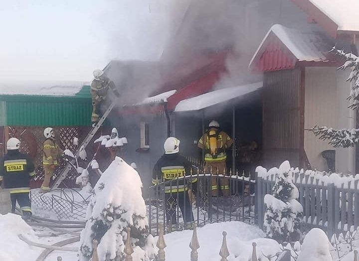 Pożar domu w Gustawowie. Pięć strażackich zastępów w akcji