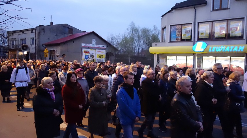 Wolbrom. Tłumy mieszkańców na Drodze Krzyżowej