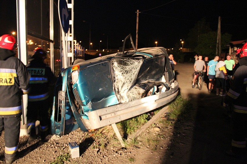 Groźny wypadek w Bielsku-Białej - suzuki przejechało przez rondo taranując wszystko po drodze