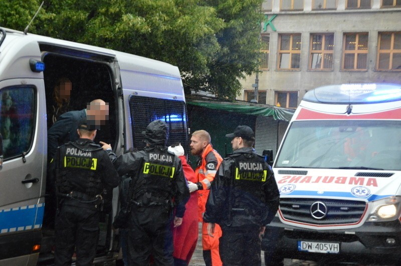 Wypadek na pl. Solnym. Parasol uderzył w głowę niemiecką turystkę