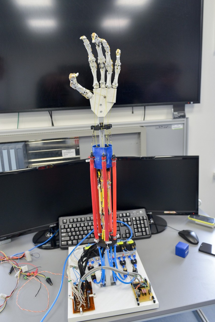 Prototyp sztucznej dłoni stworzyli dwaj studenci...