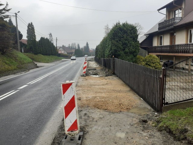 W Jaśkowicach trwa budowa chodnik&oacute;w przy drodze krajowej. Realizacja inwestycji i związane z tym utrudnienia w ruchu będą do końca czerwca tego roku