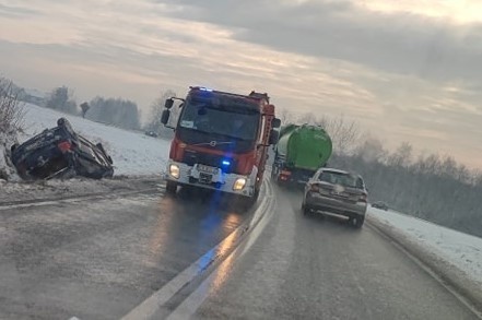 Na DK 44 w Spytkowicach dachował samochód