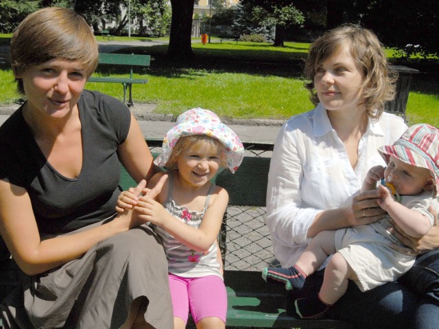Ewelina z synkiem Stasiem i Aneta z córką Marysią, mamy z Rzeszowa: Pomysł z punktu widzenia pracujących rodziców wydaje się bardzo dobry. Każda mama zapewne skorzystałaby z dodatkowych wolnych dni. 