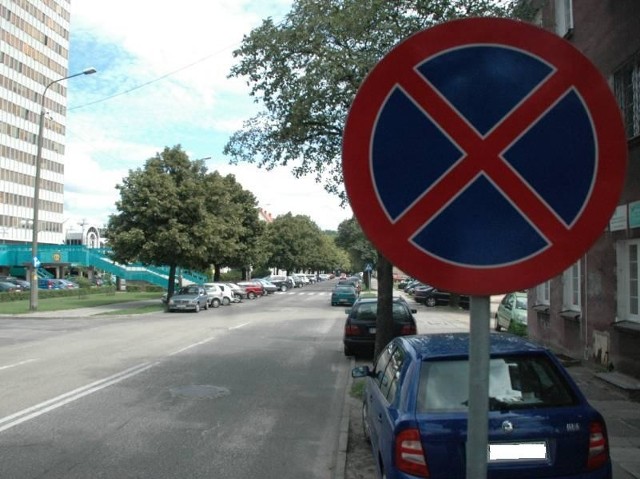 Mimo znaku zakazu po prawej stronie ul. Jagiellończyka przez cały dzień parkuje rząd samochodów. Wolne miejsca są jedynie na placu przy poczcie, ale tam za postój trzeba płacić.
