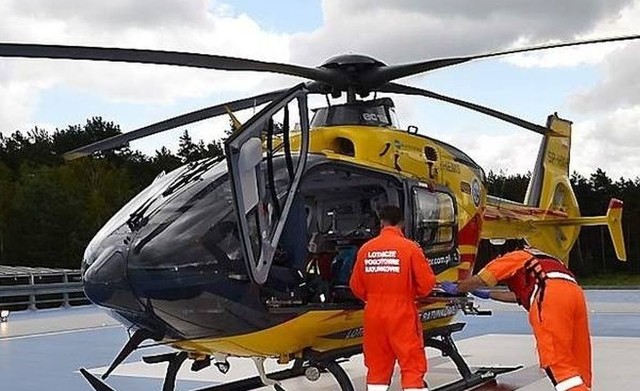 Wypadek w Wudzynku zakończył się interwencją lotniczego pogotowia. Śmigłowiec wezwano, ponieważ nie było wiadomo, w jakim stanie jest kobieta uwięziona w aucie uczestniczącym w zderzeniu. Udało się ją wydostać z samochodu przy użyciu specjalistycznego sprzętu do rozcinania karoserii.