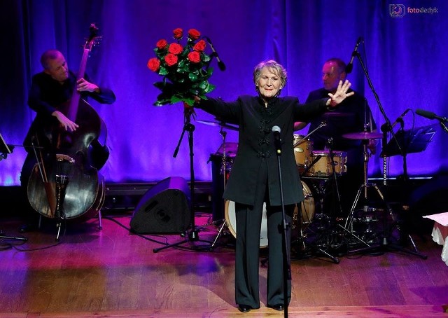 Irena Santor była gwiazdą wieczoru podczas obchodów 100-lecia niepodległości Polski w Oleśnie. Pierwsza Dama Polskiej Piosenki dała koncert w Miejskim Domu Kultury. Na scenie wystąpili także: chór Olensis pod batutą Kariny Duch oraz Państwowa Szkoła Muzyczna I stopnia w Oleśnie.