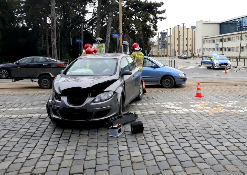 Groźny wypadek dwóch samochodów przy Hali Ludowej 