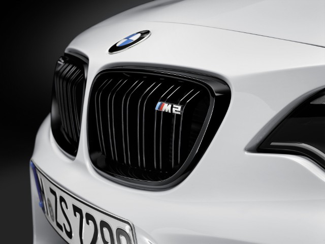 BMW M2 M PerformanceM2 zmodyfikowane z wykorzystaniem oryginalnych elementów zostanie zaprezentowane w USA, podczas salonu SEMA. Dla sportowego coupe z Bawarii przygotowano czarne "nerki" i elementy dekoracyjne na przednich błotnikach. Dostępne są także elementy z włókna węglowego - nakładki na lusterka, progi i tylny dyfuzor.Fot. BMW